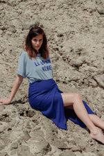 jupe de grossesse et tee-shirt bleu clair coupe loose La bonne mère collaboration Naissance publique X Sophie Ferjani