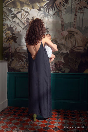 
                  
                    Naissance publique robe longue de grossesse dos nu esprit lingerie en cupro bleu marine
                  
                